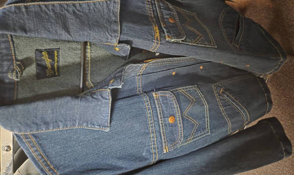 NEW WRANGLER men's front flap pockets w stitching jacket in blue